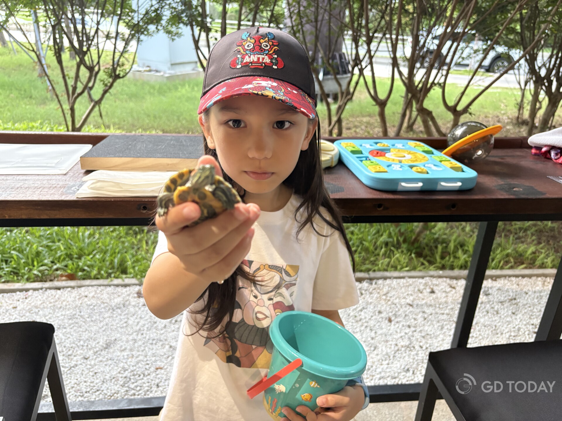 Chen Yiqi's Russian-Chinese daughter took home her heart's desire, two living turtles at the second-hand exchange.