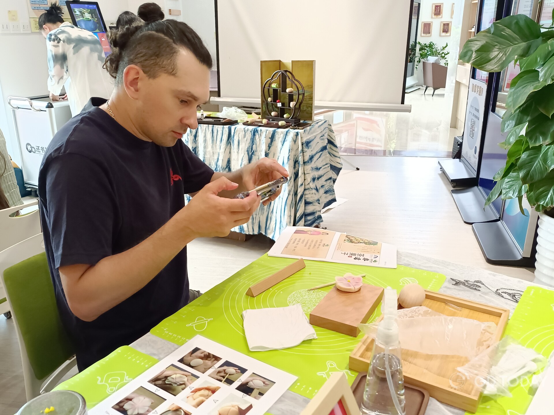 Chen Yiqi's husband, Ghost, from Russia, attended a voluntary session in making China's Song-dynasty pastry.