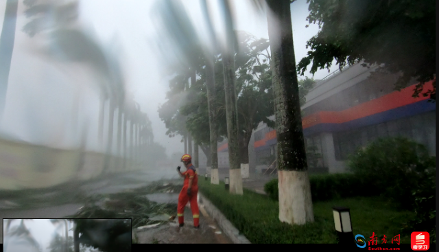 消防指战员引导车辆到消防站避雨