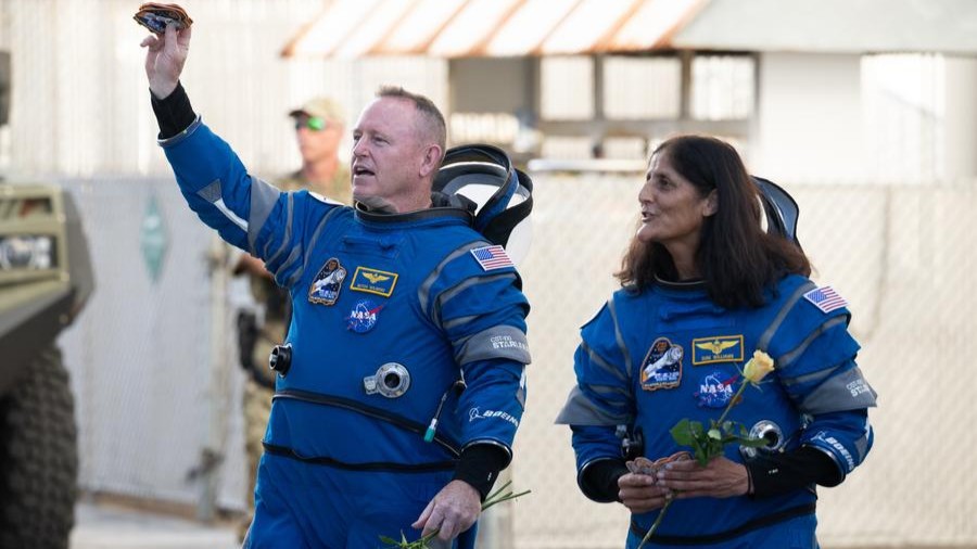 Boeing's Starliner returns to Earth, leaving 2 astronauts behind in space