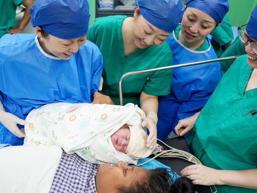 中国海军“和平方舟”号医院船在基里巴斯为29岁的塔拉瓦居民德阿瑞接生了一名“和平宝宝”（2023年7月16日摄）。新华社发（刘伟 摄）