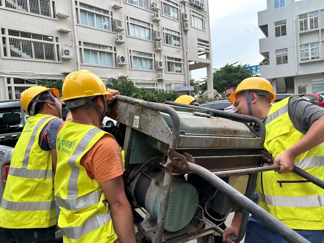 图：奋力运送油机