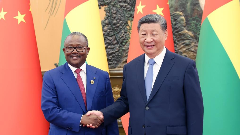 Xi meets Guinea-Bissau president