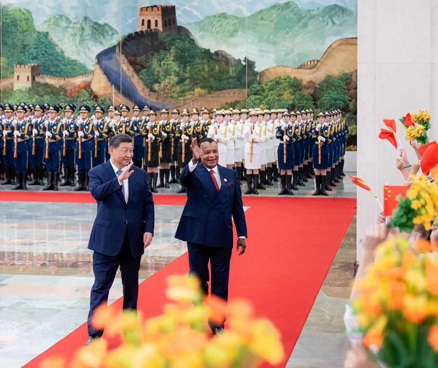 　　9月6日上午，国家主席习近平在北京人民大会堂同来华出席中非合作论坛北京峰会并进行国事访问的刚果（布）总统萨苏举行会谈。这是会谈前，习近平在人民大会堂北大厅为萨苏举行欢迎仪式。新华社记者 翟健岚 摄