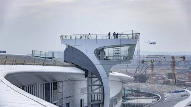 Deck for watching planes up close at Baiyun Airport's upcoming T3 completed