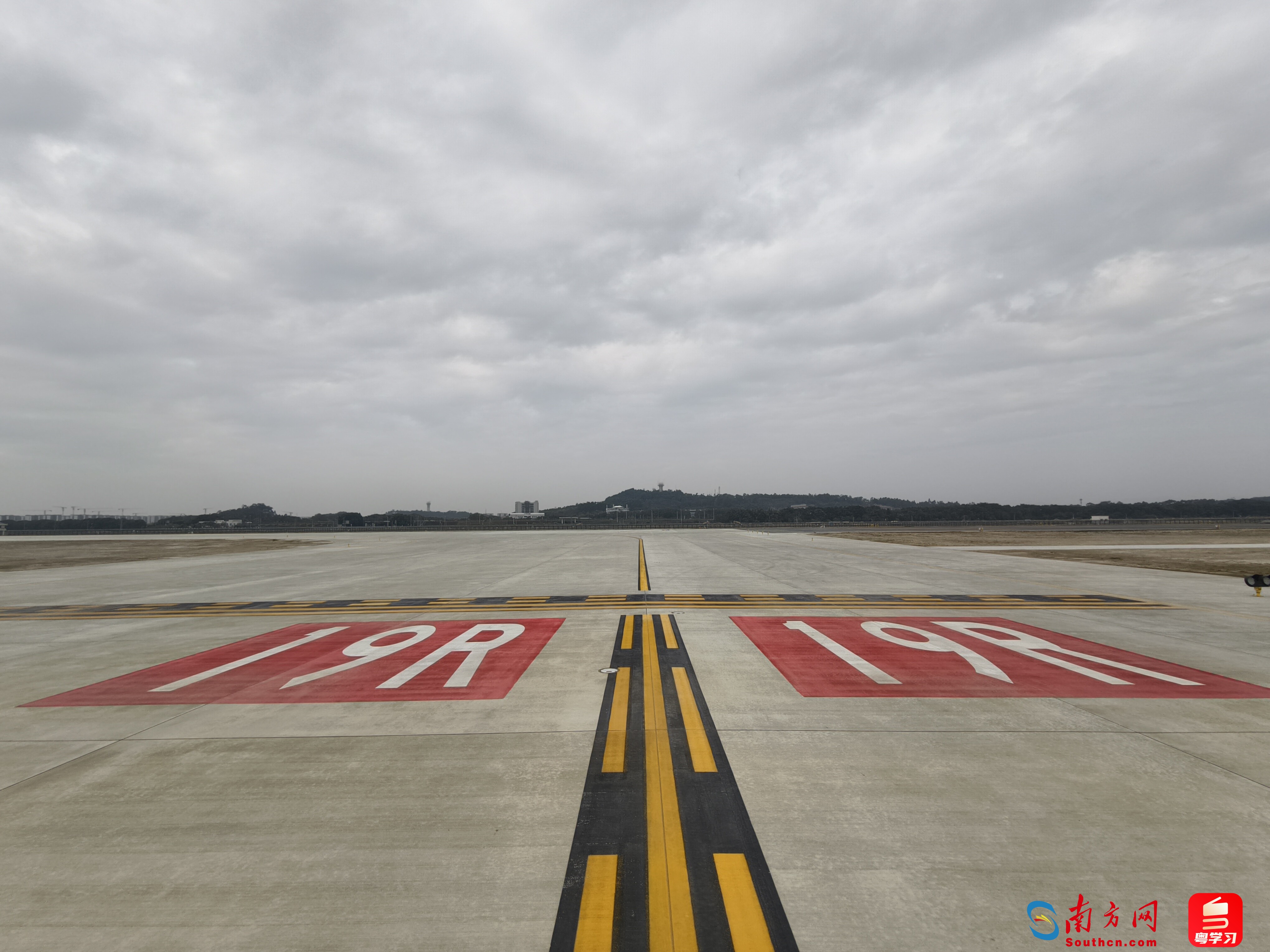 白云機(jī)場(chǎng)第四跑道正式啟用。保障各類(lèi)大型客機(jī)在起降過(guò)程中的第跑道今安全與平穩(wěn)。寬45米，日啟輻射力和影響力，用白云機(jī)粵港</p><p style=