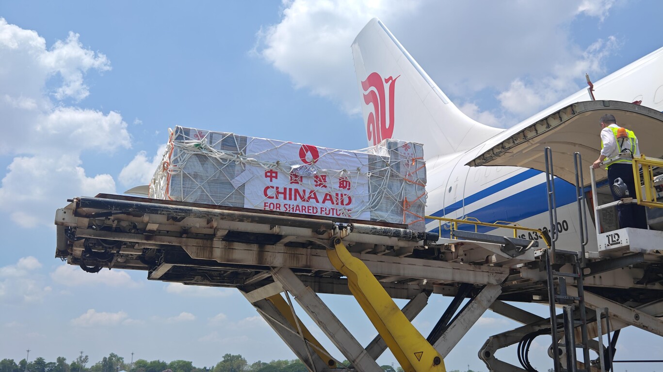 中国政府援缅第八批抗震救灾物资运抵交付