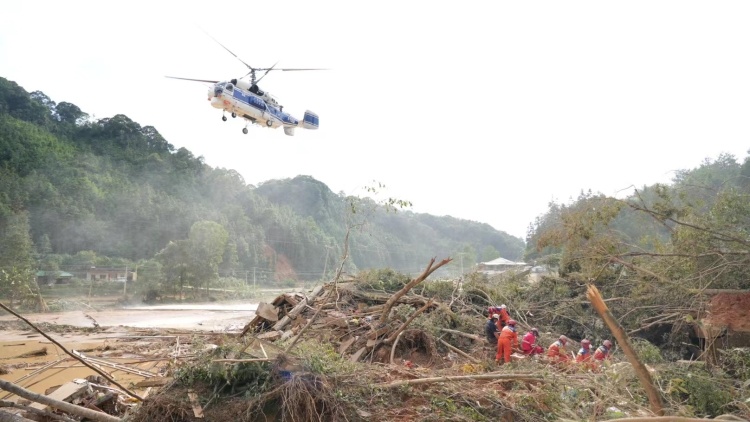 跟随救援直升机挺进“孤岛”，抢救伤员运送物资 | 直击梅州汛情