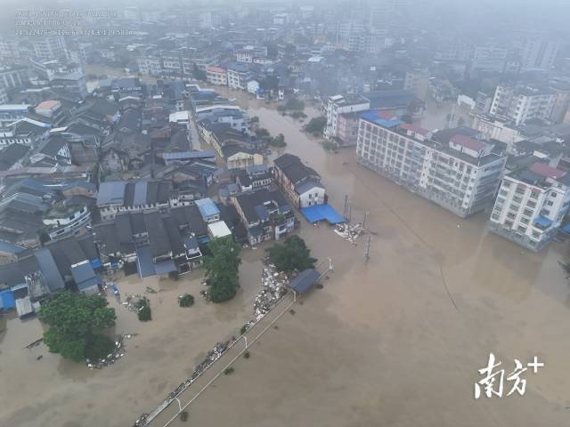 6月17日6时08分，南方电网广东梅州大埔供电局用无人机巡视茶阳水浸情况。（杨科 摄）