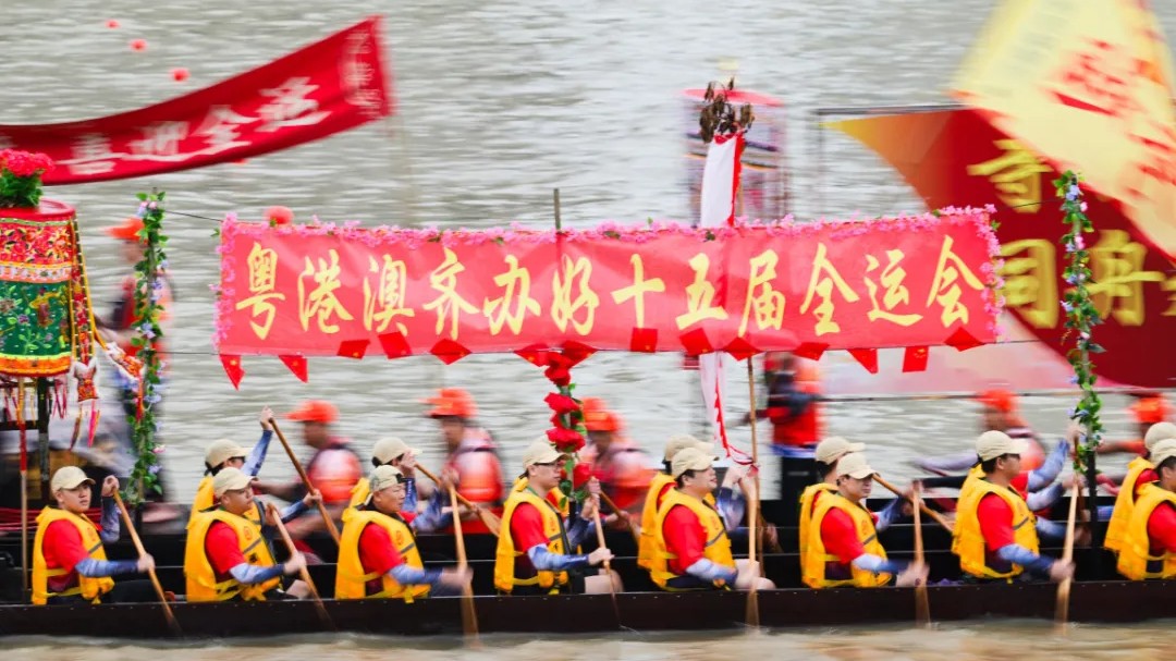 十五运会氛围拉满！广州国际龙舟邀请赛现场彩龙斗艳