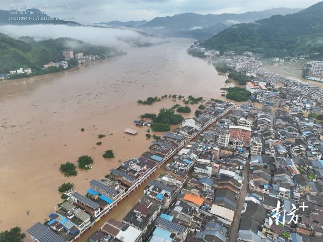 6月17日6点40分， 南方电网广东梅州大埔供电局用无人机巡视高陂水浸情况。（杨科 摄）