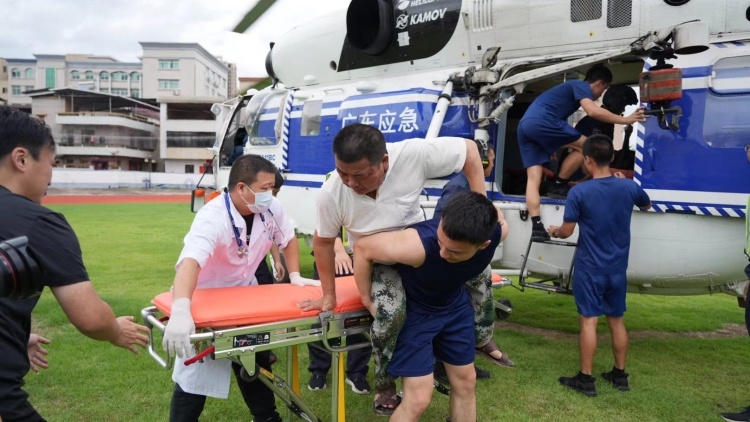 直击梅州汛情｜直升机救出首批平远泗水镇被困群众