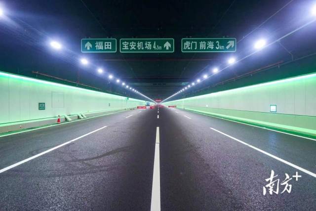 世界最长的双向八车道海底沉管隧道——深中隧道。