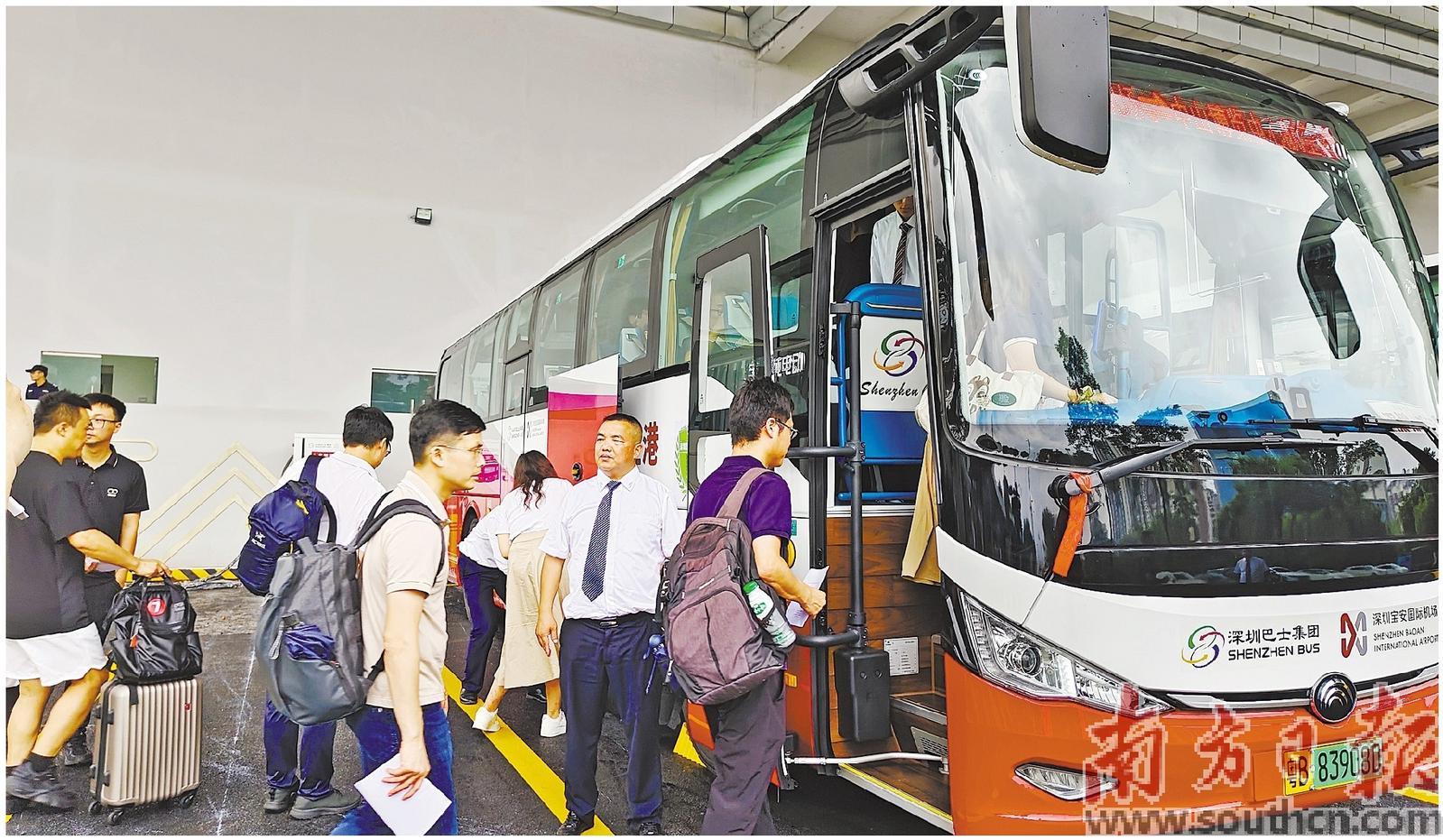 旅客陆续登上深圳机场专线巴士。尝鲜陈少宏 摄