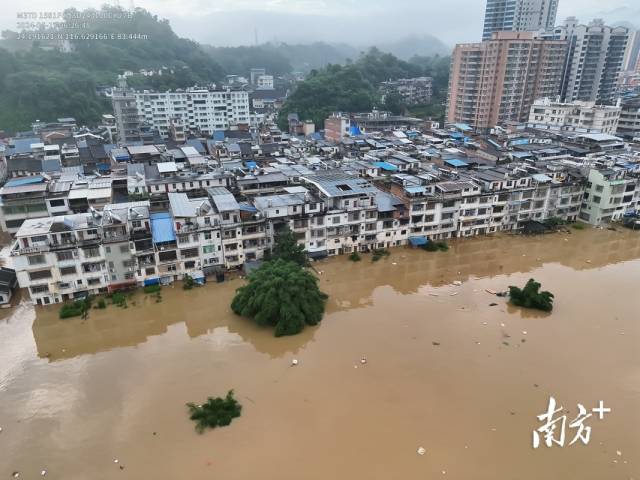 6月17日6点40分， 南方电网广东梅州大埔供电局用无人机巡视高陂水浸情况。（杨科 摄）