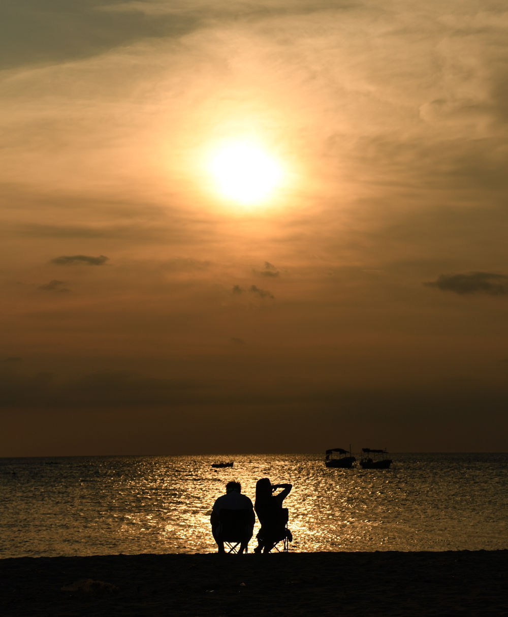 5月27日，游客在“南极村”海边欣赏夕阳美景。新华社记者 邓华 摄