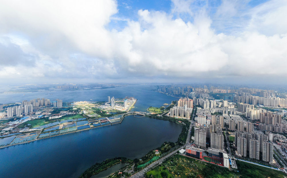 　　广东省湛江市区风光（5月25日摄，无人机照片）。湛江是环境优美的生态海湾城市，城市建设呈现特色鲜明的“一湾两岸”的海湾城市格局。新华社记者 邓华 摄