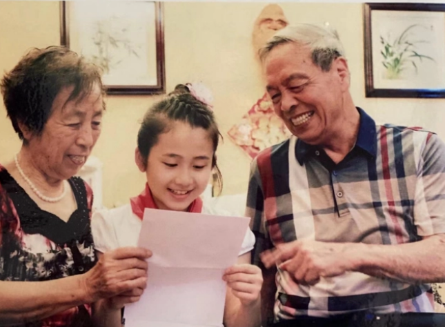 浙江台州市椒江区学生张婧怡与爷爷奶奶分享习近平总书记的回信。