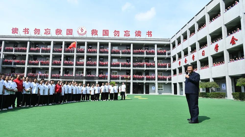 2021年9月14日，习近平总书记在陕西榆林绥德实验中学考察时，同师生亲切交流。