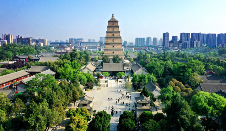 西安大雁塔及慈恩寺（2023年4月19日摄，无人机照片）。新华社记者 刘潇 摄