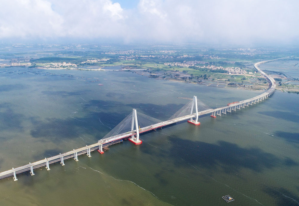 建设中的湛江鹭洲大桥（5月25日摄，无人机照片）。新华社记者 刘大伟 摄