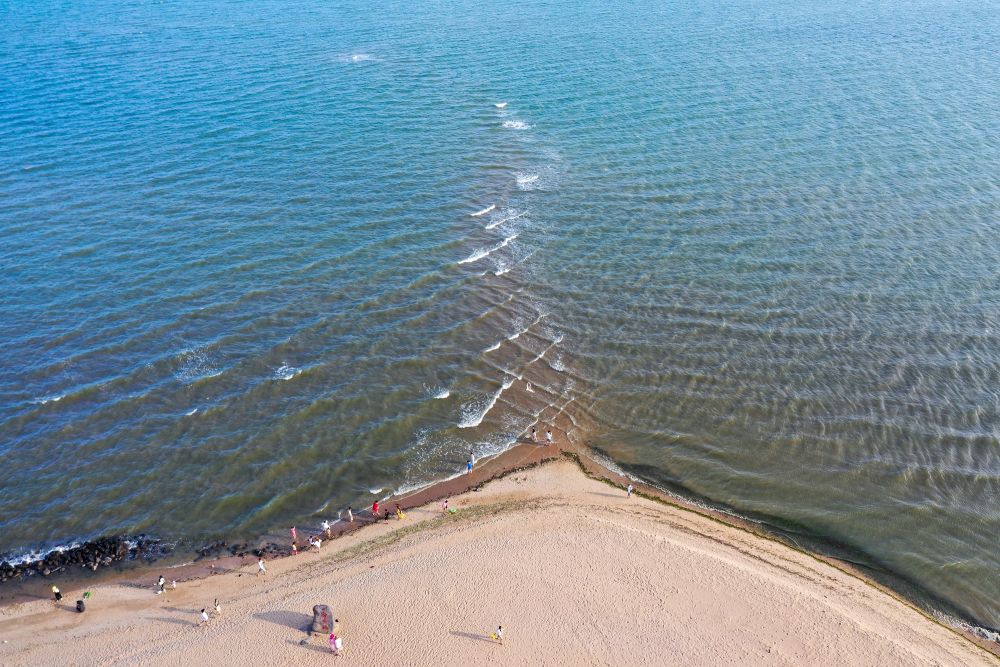这是琼州海峡与北部湾的合水线（5月27日摄，无人机照片）。新华社记者 梁旭 摄