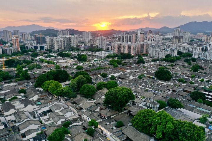 夕阳映照下的福州三坊七巷文化历史街区（2021年7月10日摄，无人机照片）。新华社记者 姜克红 摄