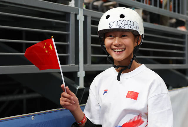 5月16日，巴黎奥运会资格系列赛上海站滑板女子碗池预赛，郑好好在比赛后庆祝。新华社发