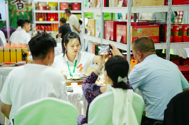 展会现场，市民品饮英德红茶。