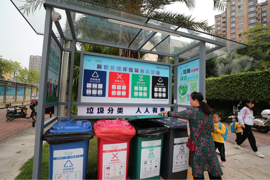 市民自觉把垃圾投放在指定垃圾分类桶里(来源:惠州报业传媒集团)