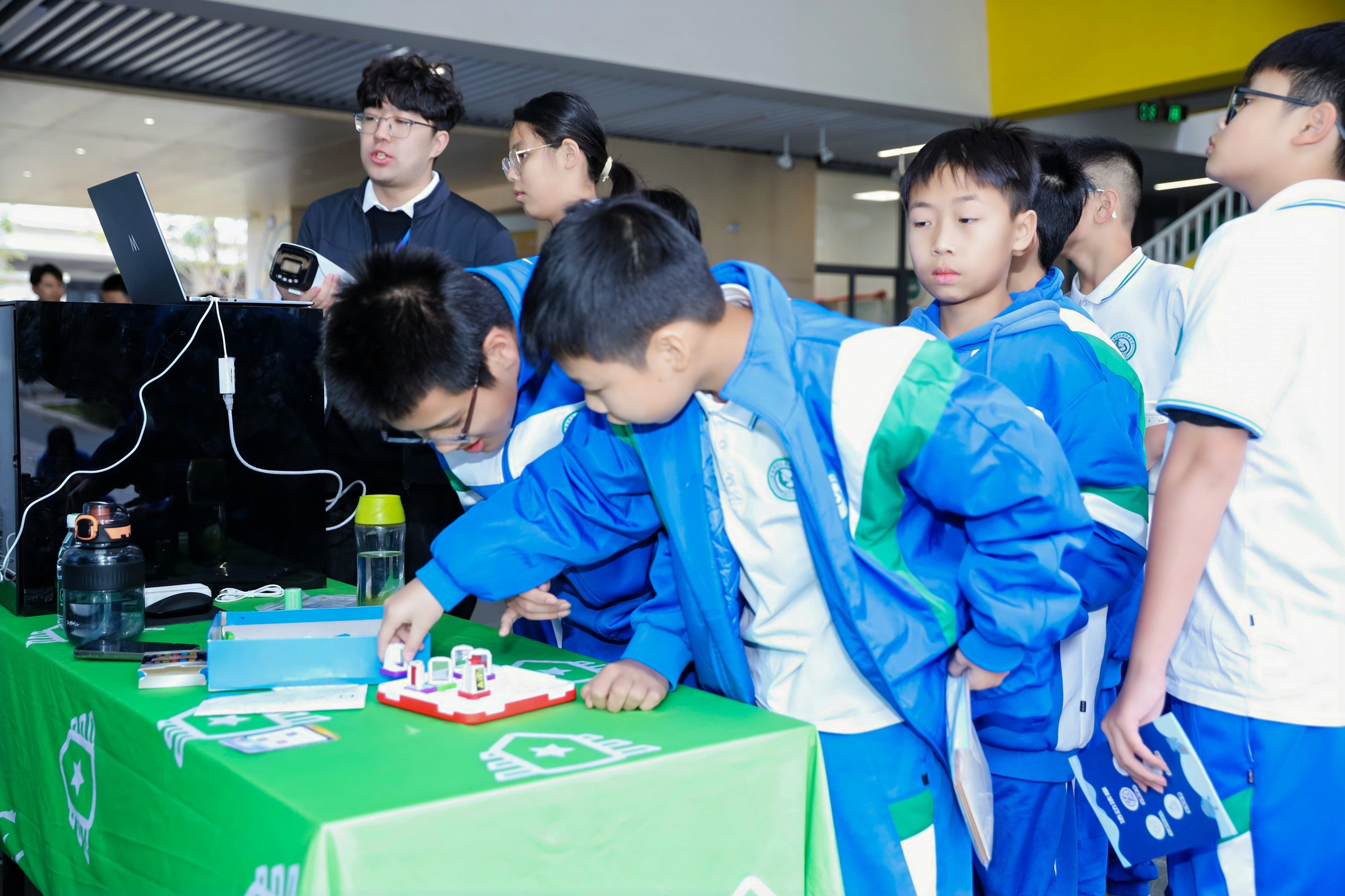 学生在互动展区体验