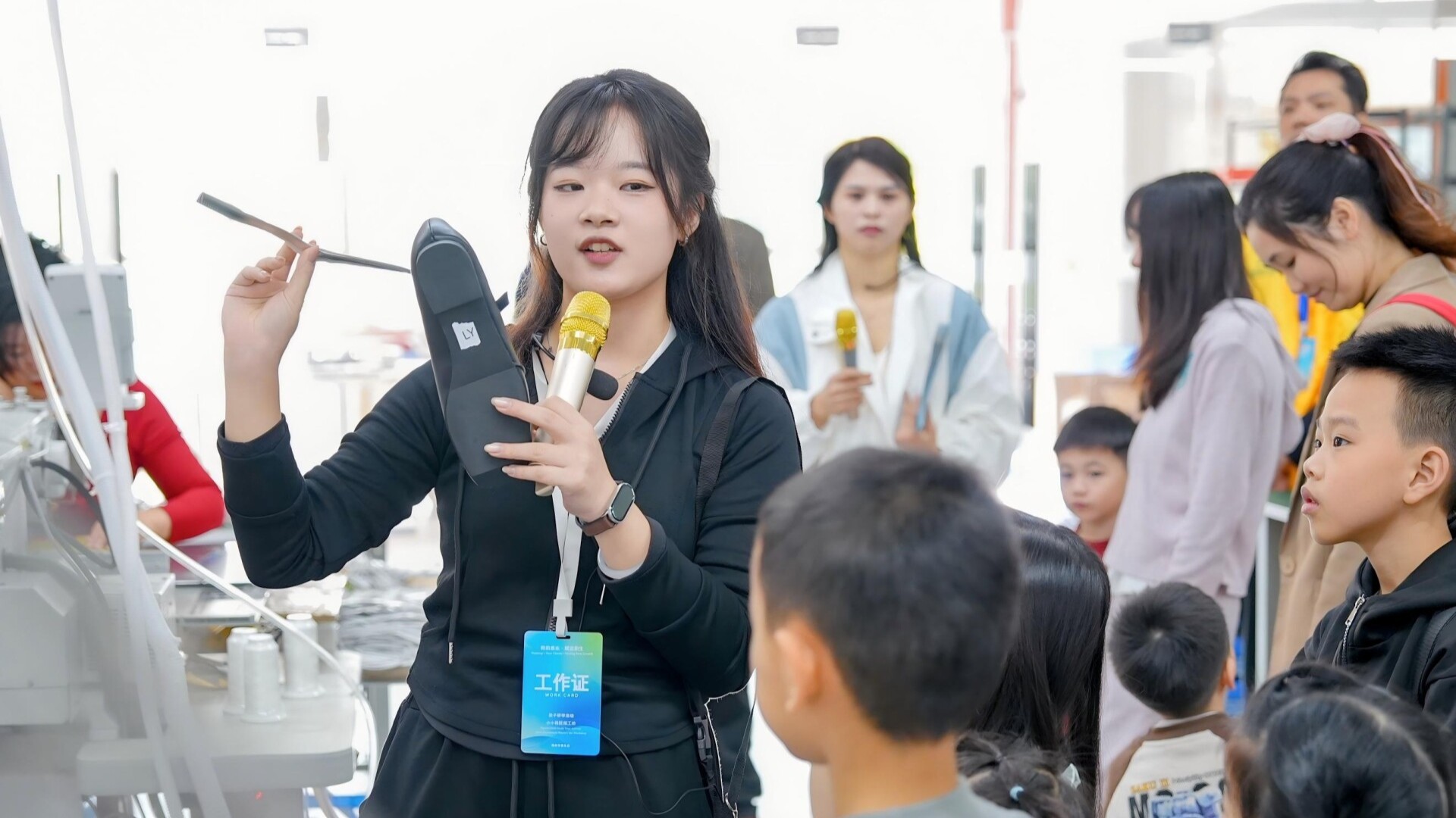 Children in Huizhou's Huidong sketch future for footwear industry