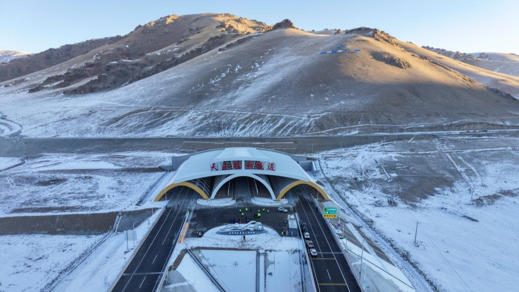 World's longest expressway tunnel opens to traffic in Xinjiang