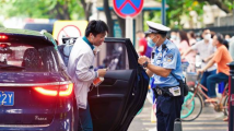 铁骑送考、便利办证……警察蜀黍和高考生一起“拼” 铁骑送考、便利办证……警察蜀黍和高考生一起“拼”