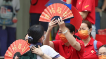 广东暖心送考:“无论多大风雨,老师都等你” 广东暖心送考:“无论多大风雨,老师都等你”