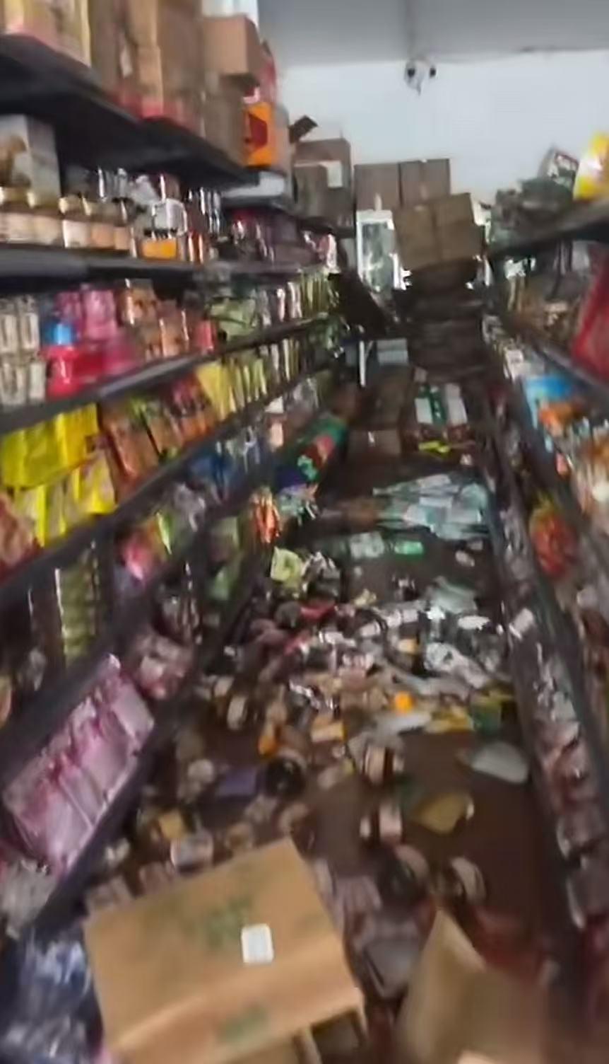 菲律宾达沃市超市货架上的物品被震落在地。