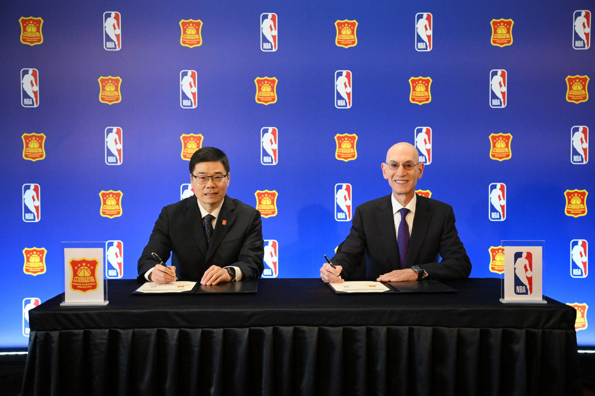中国篮协主席郭振明与NBA总裁亚当·萧华。图源：NBA官方微博