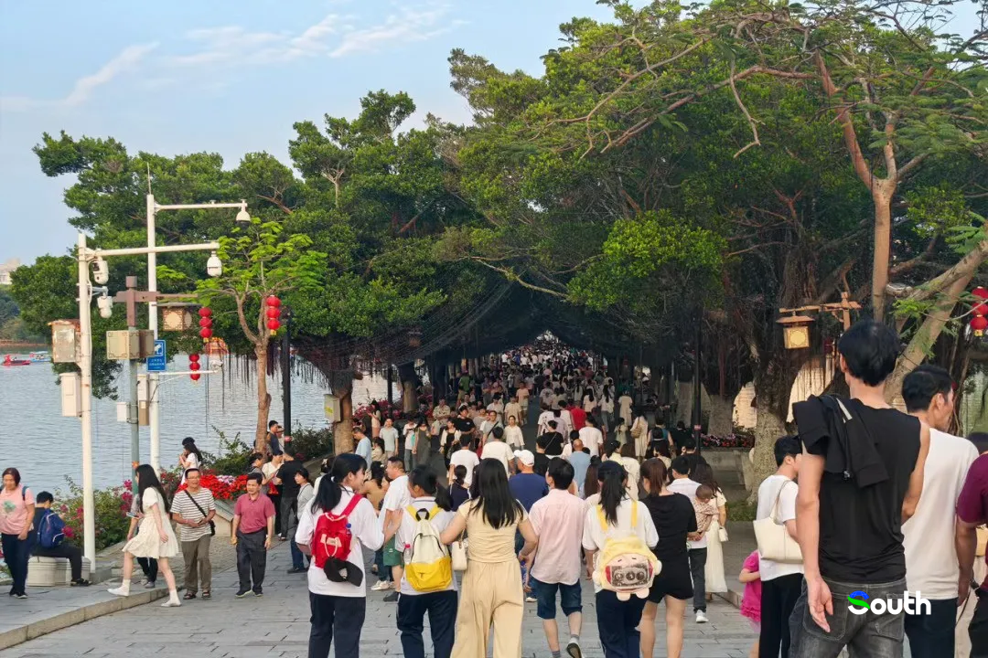 Xihu Scenic Area (西湖景区).