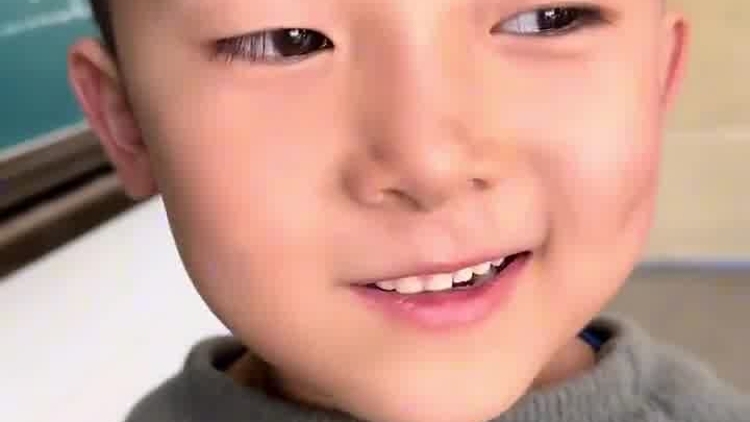 老师“共情式”教导迟到学生，孩子一句话意外“扎心”