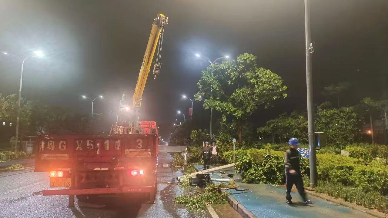 湛江钢铁抢修电路。