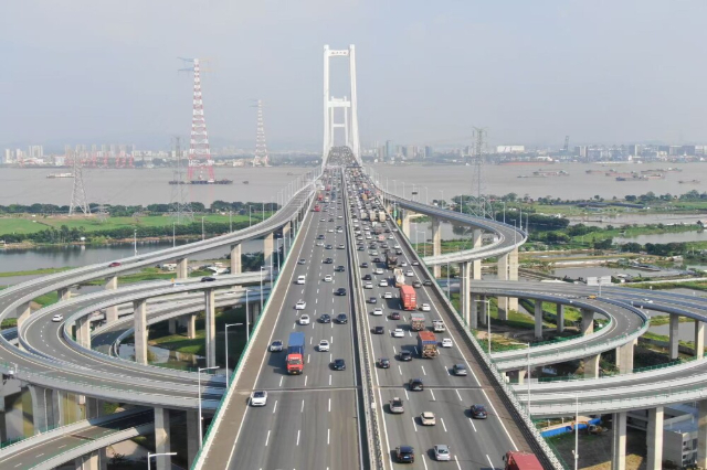 Guangdong sets traffic and railway passenger records during National Day Holiday