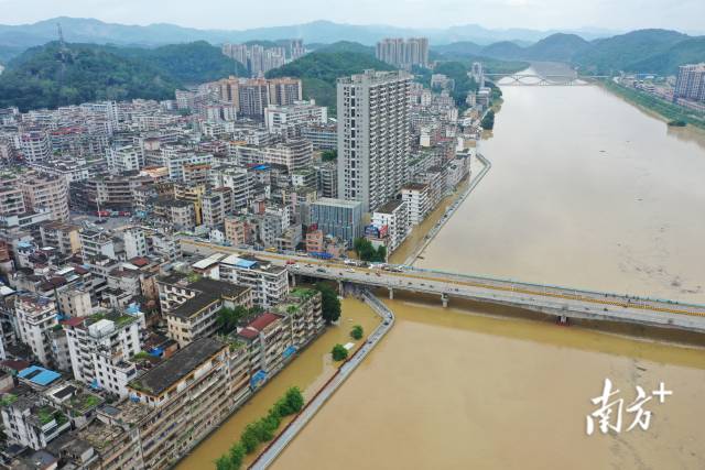 　　6月19日晚，肇庆市封开县江口街道贺江一桥桥底出现漏水，附近群众已经转移，目前江水持续涌入。 南方+ 卢逸轩 拍摄