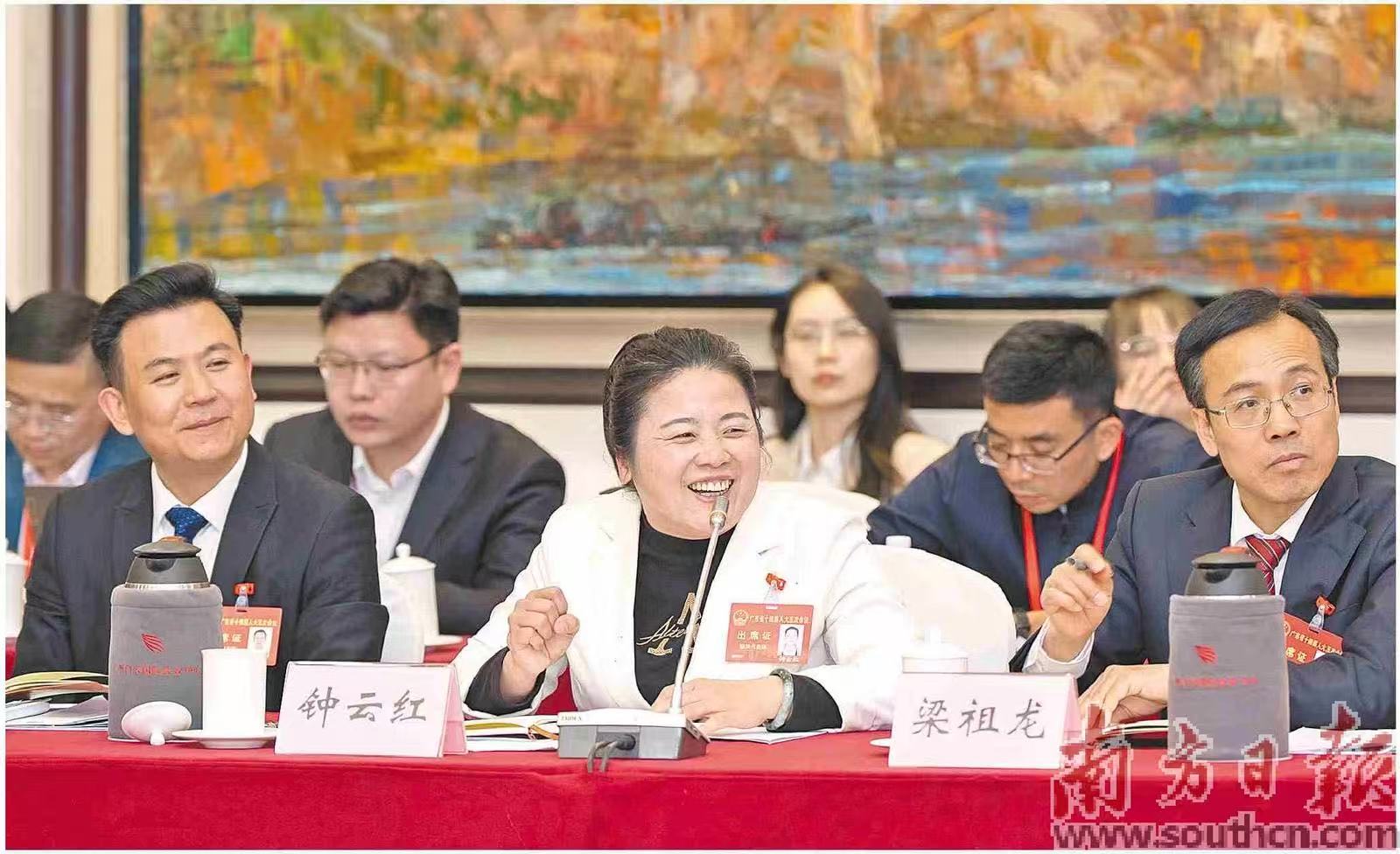 1月26日下午，代表分组审议省政府工作报告。南方日报记者 张冠军 钟志辉 张迪 张令 梁钜聪 摄