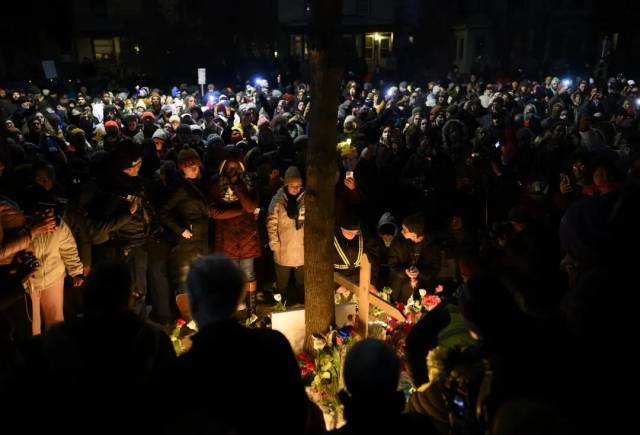 　　当地时间2026年1月7日，美国明尼苏达州明尼阿波利斯，数千人聚集在波特兰大道与东34街交会处，悼念37岁的蕾恩·妮科尔·古德。当天早些时候，她在联邦执法行动中被枪杀。图/视觉中国