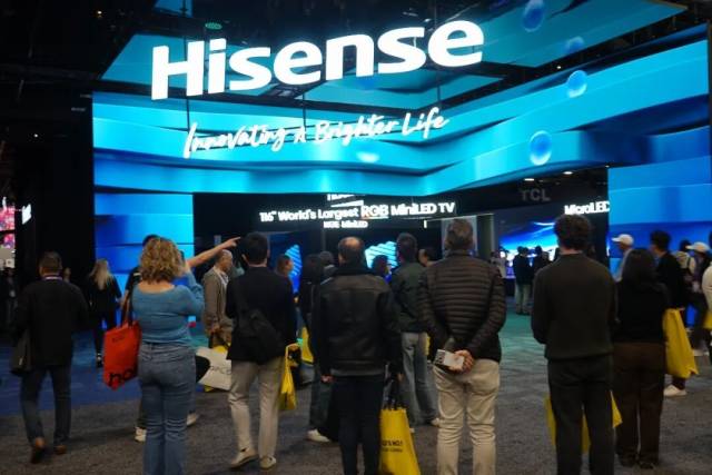 当地时间2026年1月6日，在2026年美国拉斯维加斯消费电子展上，人们参观海信展区/新华社发（曾慧摄）
