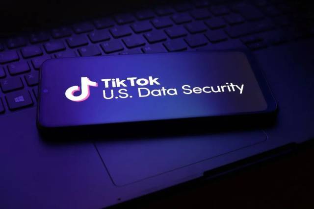 ▲2025年12月19日，美国里诺，一部智能手机屏幕上显示着TikTok USDS（美国数据安全）的标志。图/视觉中国