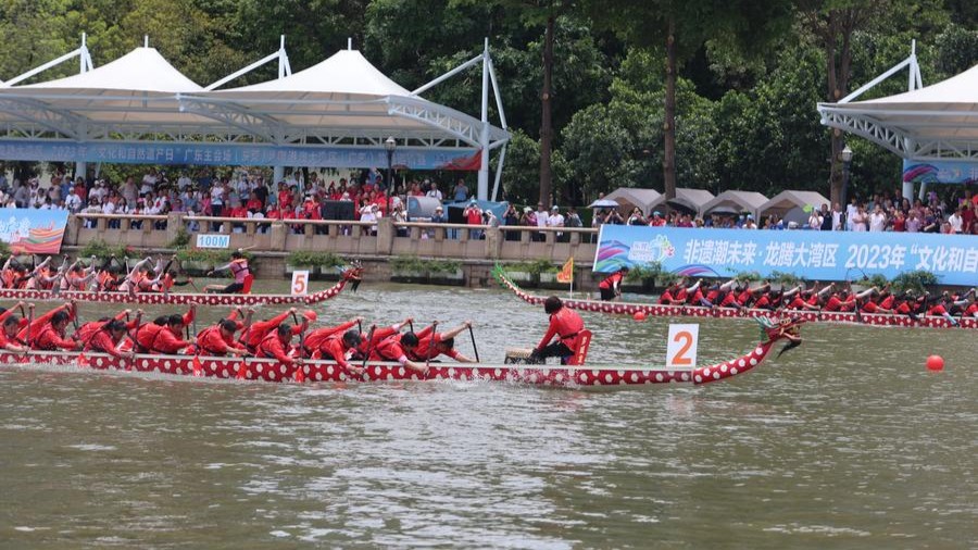 "Moms' dragon boat team" paddles toward victory, locally and internationally