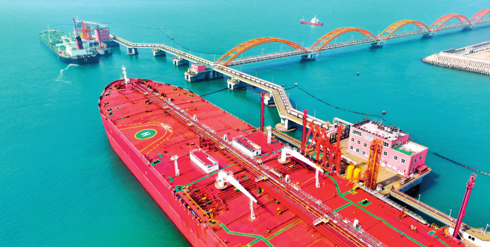 在山东港口日照港岚山港区30 万吨级油品码头，船舶停靠进行卸油作业（2024年3月29日摄）郭绪雷摄