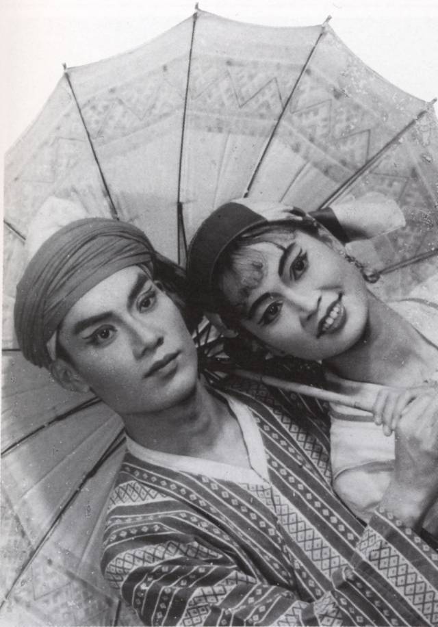 陈翘与丈夫刘选亮演出自编自导的黎族舞蹈《三月三》剧照。（1957年）