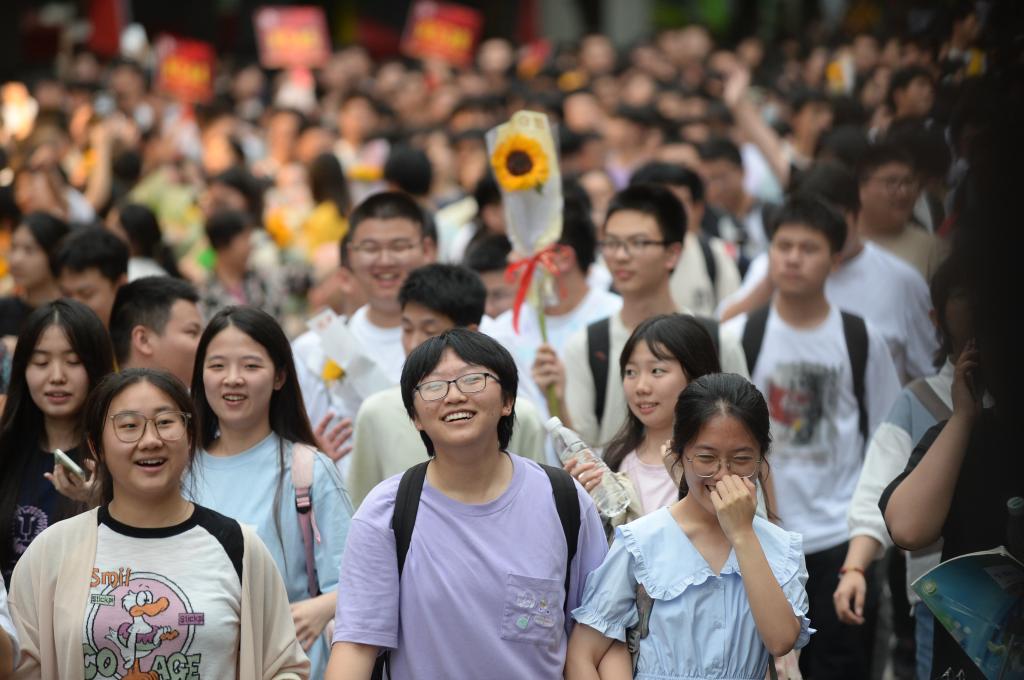 6月9日，在湖南省长沙市长郡中学考点，考生在考试结束后走出考场。新华社记者明星 摄